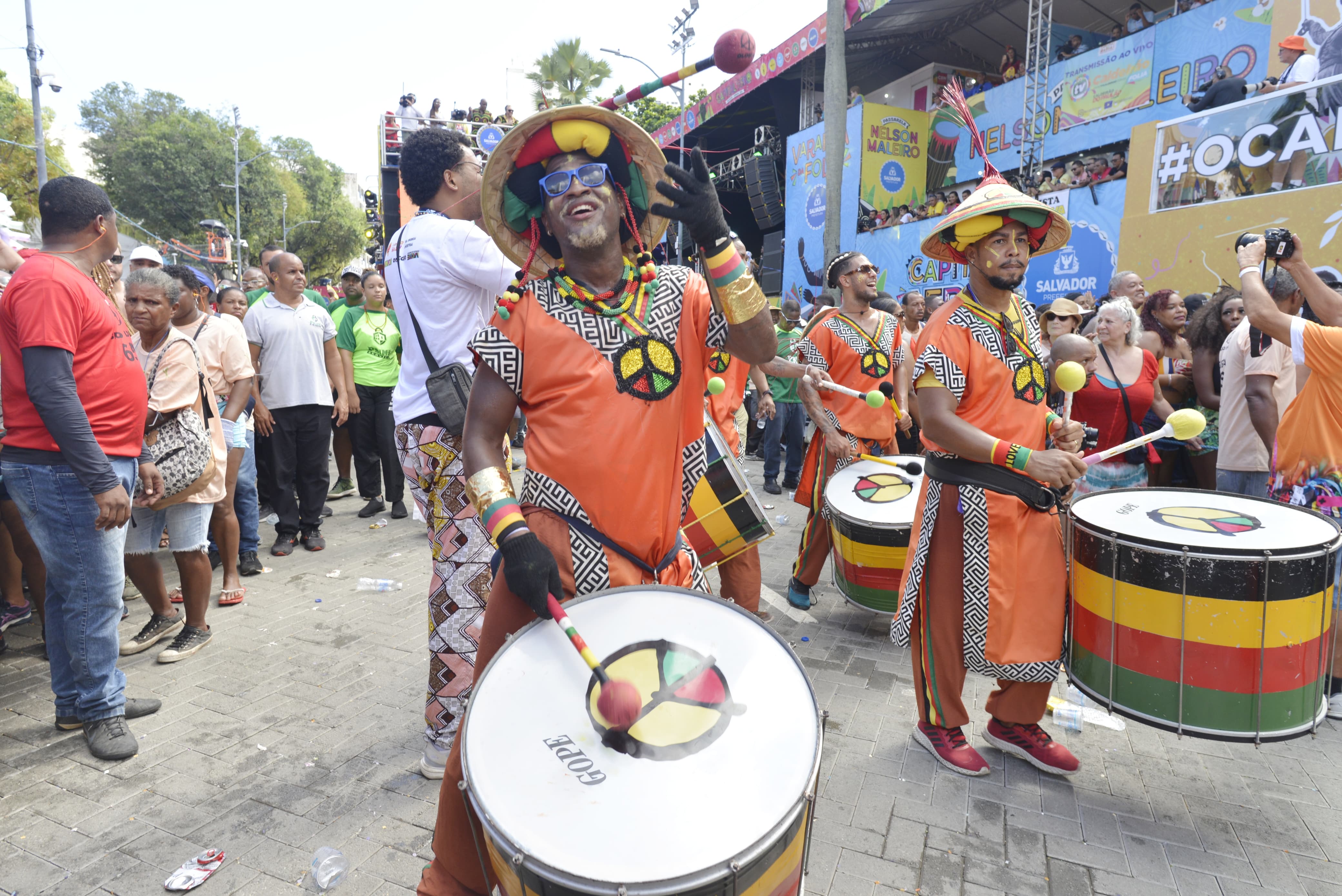 Ivete Sangalo - 
Baiana System - 
Léo Santana - 
Claudia Leitte - 
Carlinhos Brown - 
Timbalada - 
Thiago Aquino - 
Alinne Rosa - 
Baby do Brasil - 
Pago'dArt - 
Xanddy Harmonia - 
Mudei de Nome - 
Saulo - 
Tony Salles - 
Quabales - 
Tatau - 
Nêssa - 
Carla Perez - 
Edu Casanova - 
Afrocidade - 
Banda Mel - 
Guig Ghetto - 
Alexandre Leão - 
Targino Gondin - 
Nando Borges - 
Juan e Ravena - 
La Furia - 
Escandurras - 
Gilmelandia - 
Fit Dance - 
A Vingadora - 
Bailinho de Quinta -