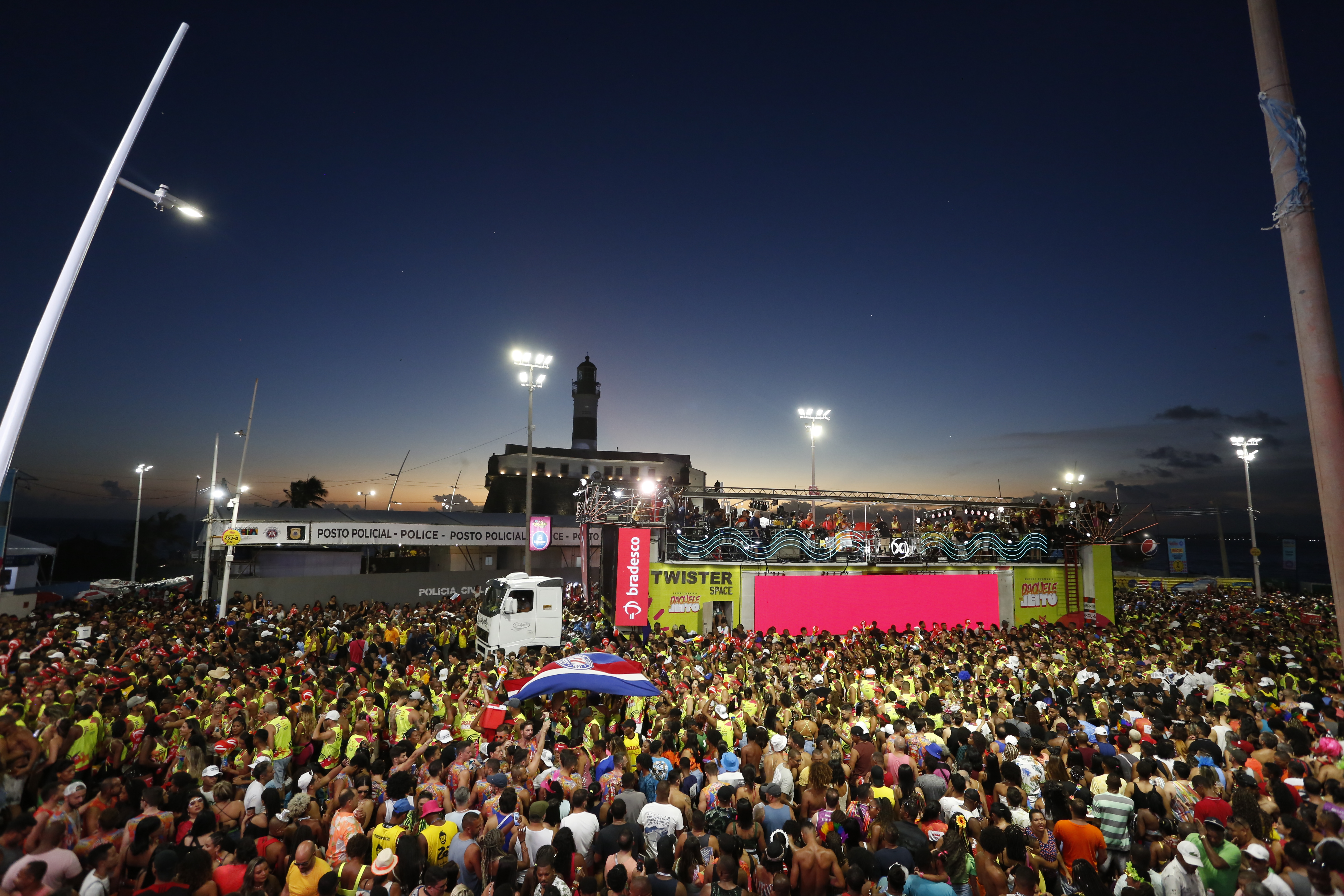 Timbalada - 
Tony Salles - 
Léo Santana - 
Pagod'Art - 
Xanddy Harmonia - 
Thiago Aquino - 
Guig Ghetto - 
La Furia - 
Banda Mel - 
Juan e Ravena - 
Parangolé - 
Psirico - 
Vina Calmon - 
Oh Polêmico - 
O Poeta - 
Marcia Castro - 
Guga Meira - 
A Dama - 
Wilsinho -