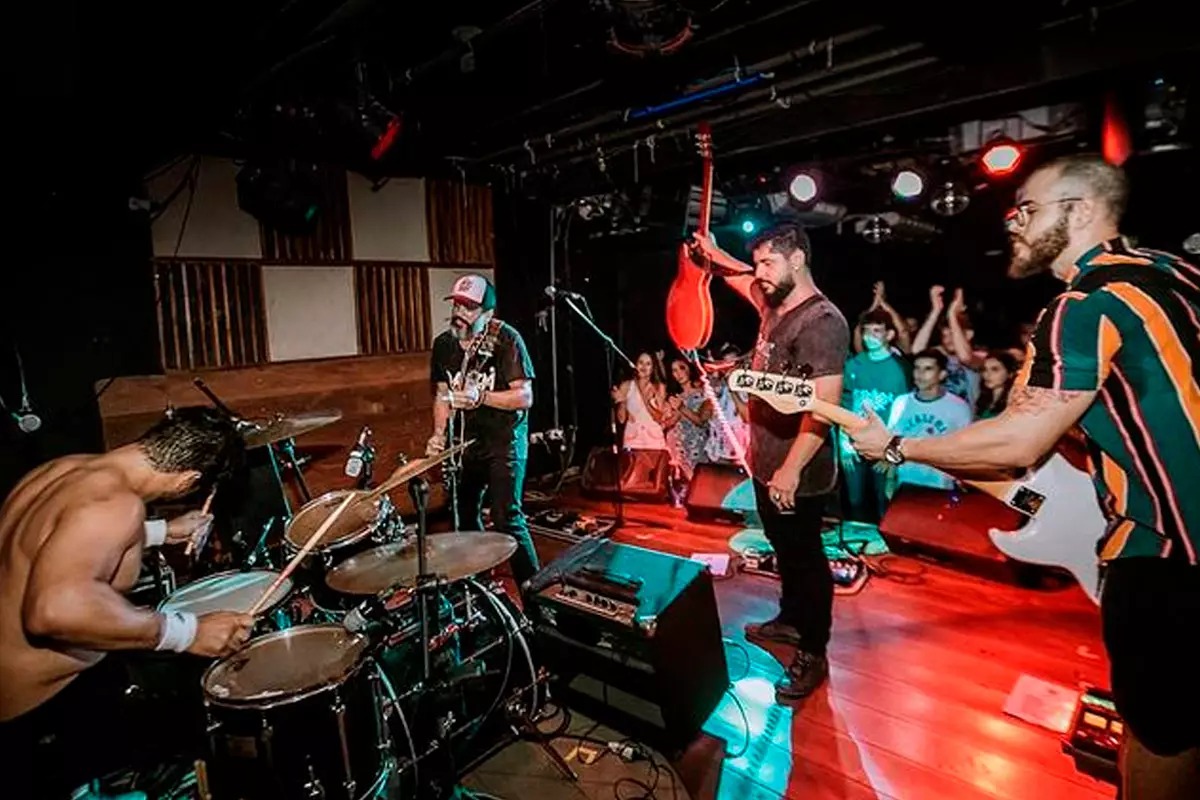 O Portela Café fechou em 2021 e era um dos poucos espaços voltados para a música alternativa na capital baiana. Após 13 anos de história, a casa de shows, que abriu as portas para artistas locais e festas como RocknBeats, teve seu fim decretado em meio a crise enfrentada com a pandemia do coronavírus.
<br>
<br>
Em entrevista ao Portal A TARDE, o ex-dono do espaço revelou que o empreendimento nunca deu lucro. “Como eu tinha uma pizzaria, ela mantinha a minha cachaça que era o Portela Café”, brincou o empresário Antônio Portela, que disse ainda nunca ter recebido nenhum tipo de apoio financeiro.