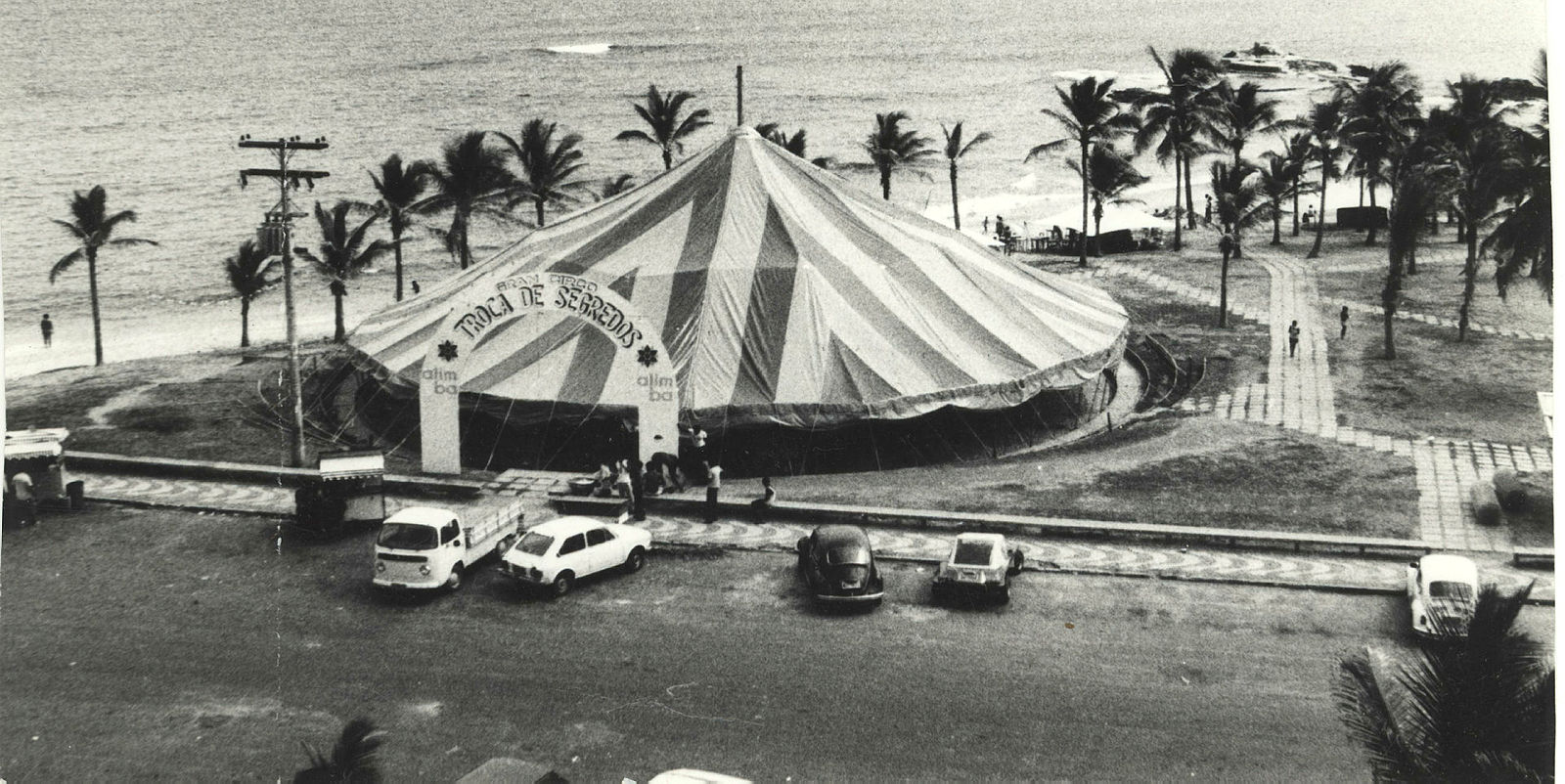 Nos anos 80, um dos points mais badalados das noites de Salvador era o Circo Troca de Segredos. O local atraía uma multidão, predominantemente jovem e descolada que fazia filas quilométricas, em busca de diversão e shows musicais que agitavam o verão baiano, como Blitz, Marina, Titãs, Camisa de Vênus, entre outras.
<br>
<br>
No espaço cultural — que foi inaugurado com um show de Caetano Veloso — localizado na Avenida Oceânica, no bairro de Ondina, além de um som de qualidade, rolava aulas de dança, yoga, tai chi chuan, dentre outras atividades. 
<br>
<br>
“Era um espaço onde tudo acontecia. Nós tínhamos espetáculos de dança, teatro infantil e adulto, música, tinha curso de capoeira, de circo e também tínhamos programações fixas. [...] Era um espaço eclético que bombou, e as pessoas ficaram loucas. Em dois anos, a gente fez mais de 520 eventos. Era muito bom”, relembrou Caco Monteiro, que era um dos donos do estabelecimento.
<br>
<br>
A história do circo vai virar um documentário, intitulado ‘Caiu um Circo no Olho da Cidade – A História do Gran Circo Troca de Segredos’, dirigido pelos cineastas Lula Oliveira e pelo próprio Caco Monteiro.