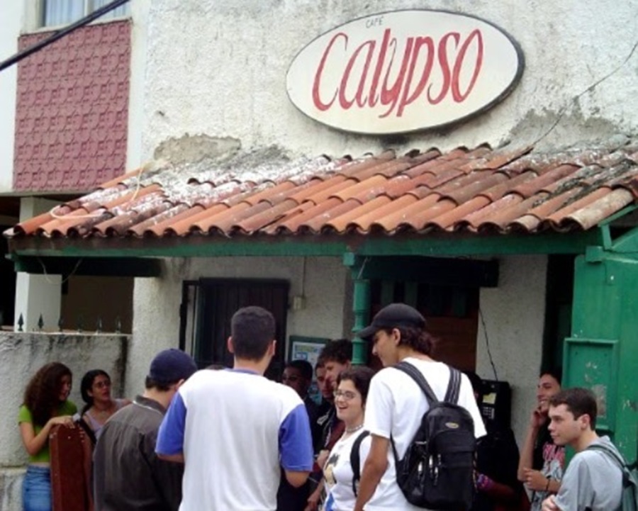 O Café Calypso funcionou por quase 10 anos e teve o último evento com bandas no início de novembro de 2006. O espaço se tornou uma espécie de quartel general da resistência rocker em Salvador, durante os anos 90 e parte dos anos 2000. 
<br>
<br>
Uma das bandas que se apresentava com frequência no local era a King Cobra, que tem no repertório canções de gigantes do hard/heavy, como Whitesnake, Thin Lizzy, Van Halen, Led Zeppelin, AC/DC, Dio, Black Sabbath e outras.
<br>
<br>
Em 2014, o espaço reabriu temporária e exclusivamente para a sequência de apresentações do projeto Theatro Séraphin Acústico.