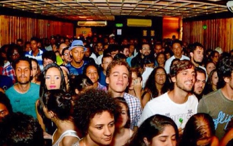 Uma das casas de shows mais queridinhas da juventude soteropolitana nas noites do Rio Vermelho, a Boate Commons foi uma das vítimas da crise econômica gerada pela pandemia de Covid-19. Inaugurada em fevereiro de 2013, a casa tinha uma programação musical focada na nova música brasileira, com destaque para festas temáticas. 
<br>
<br>
“A pandemia foi algo que ninguém esperava e as casas de shows tiveram que parar de funcionar, mas os compromissos financeiros não paravam de chegar. Isso impactou na minha vida e na vida do meu sócio”, desabafou Vince Athayde, um dos sócios do empreendimento, ao lado de Fernando Mariano, em entrevista ao Portal A TARDE. O espaço fechou as portas em 2021. 
<br>
<br>
Athayde disse acreditar que o Commons foi importante para aquele período. “Hoje é necessário entender o novo comportamento do público. No que diz respeito à música e às artes, é preciso entender o momento da cena. A gestão de um espaço cultural está sempre no meu radar, mas o formato, provavelmente, não seria o mesmo. Nem do negócio, nem da oferta de experiência para o público”, disse.