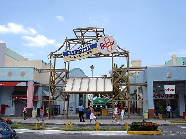 O Café Cancun ficava no também extinto Aeroclube Plaza Show, e era um restaurante temático que virava balada, onde a entrada só era permitida para maiores de 21 anos.
<br>
<br>
O local ainda é bastante lembrado pelos saudosistas. “Pense em um lugar com zero confusão e sem gente inconveniente. À meia-noite, tinha tequila de graça. Os tequileiros nos colocavam em uma roda para beber, com direito a coreografia. O tempo voava lá dentro. Até hoje, não houve nada igual por lá!”, disse um usuário da rede social Thread recentemente.
