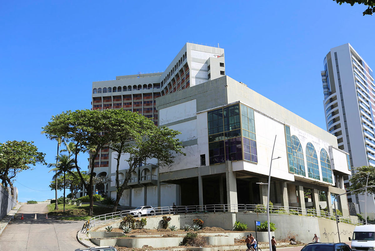 A primeira Hippopotamus do Brasil foi inaugurada em São Paulo em 1974. A casa noturna viveu seu auge nos anos 70 e 90 e tinha como frequentadores celebridades brasileiras e internacionais. 
<br>
<br>
Inspirada nos clubes noturnos de metrópoles como Paris, Los Angeles, Nova York e Londres, a boate foi tão bem aceita pelo público que não demorou para se espalhar para outras capitais, incluindo Rio de Janeiro e Salvador. Na capital baiana, a filial abriu em 1976. Apareciam por lá os filhos dos sobrenomes aristocráticos e o metiê cultural. 
<br>
<br>
Em Salvador, o Hippopotamus ficava no extinto Bahia Othon Palace.