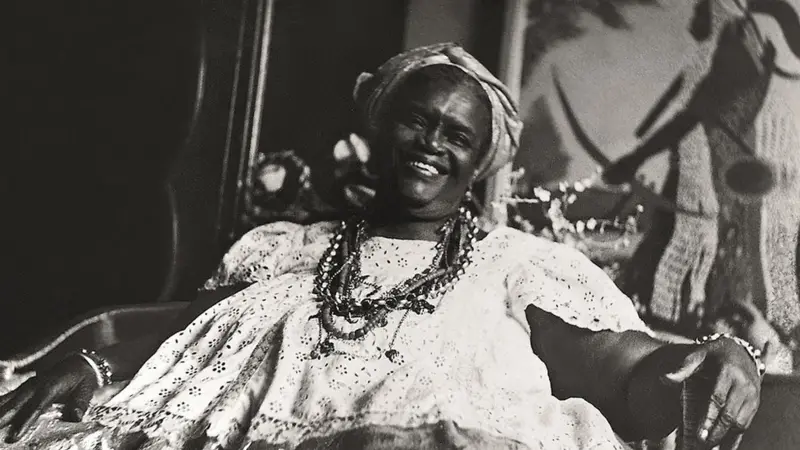 Mãe Menininha do Gantois (1894-1986) foi uma das mais importantes ialorixás do Brasil, à frente do terreiro Ilê Axé Iyá Nassô Oká, conhecido como Gantois, em Salvador. Nascida Maria Escolástica da Conceição Nazaré, ela assumiu a liderança do terreiro em 1922 e ajudou a derrubar barreiras e combater o preconceito contra as religiões de matriz africana, acolhendo e orientando tanto a comunidade do terreiro quanto importantes figuras da cultura e política, como Dorival Caymmi, Jorge Amado e Gilberto Gil. 
<br>
<br>
A história de Mãe Menininha poderia render uma série de televisão, explorando desde sua infância e seu chamado religioso até os desafios enfrentados para tentar legitimar o candomblé em um Brasil marcado pelo preconceito religioso e racismo.