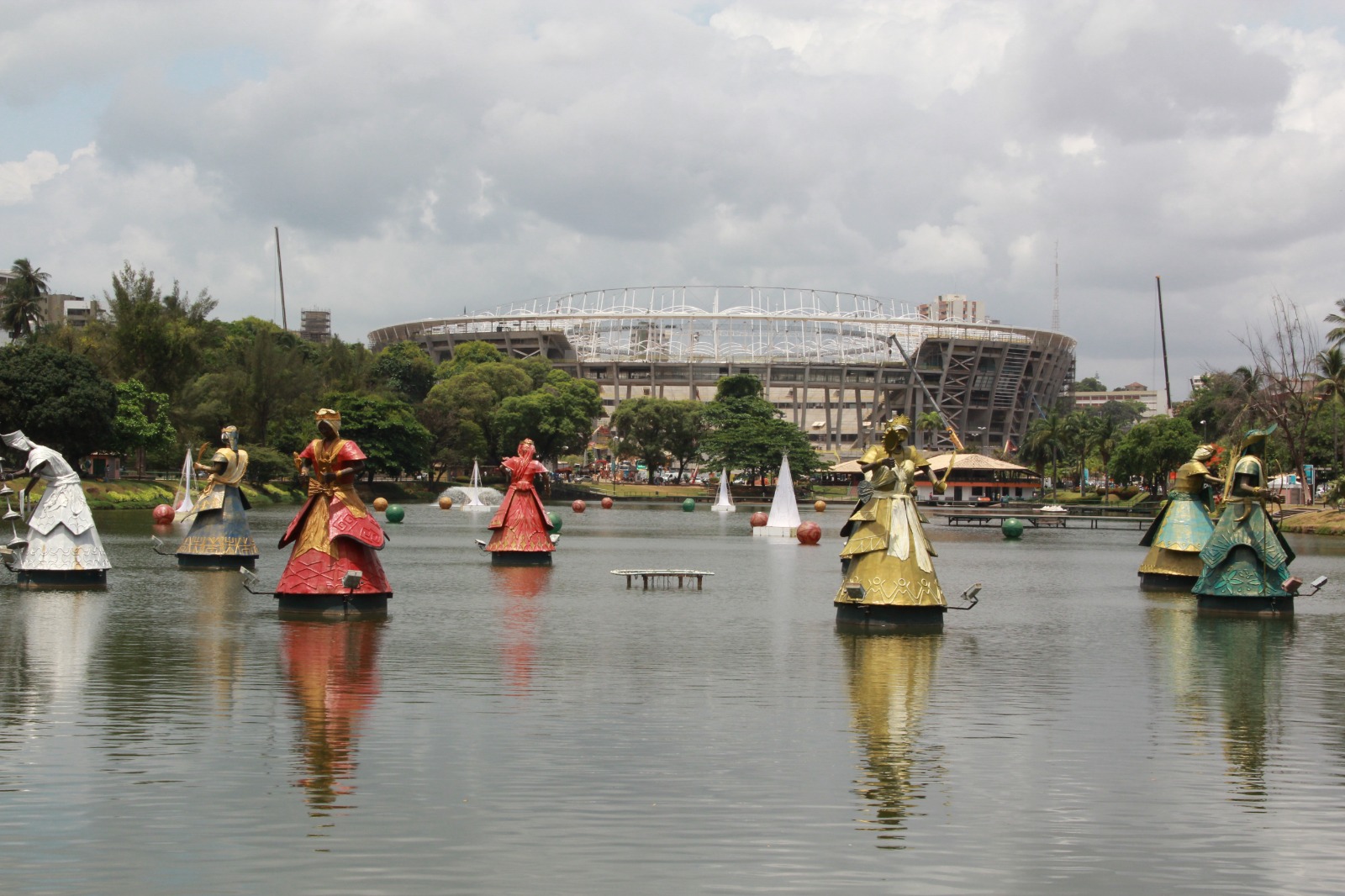 Salvador respira ancestralidade africana, e a presença dos Orixás na cidade é prova viva dessa conexão. Um dos grandes marcos é o Dique do Tororó, onde as esculturas de Orixás, criadas por Tatti Moreno, flutuam sobre as águas. Exu, Ogum, Oxóssi, Xangô, Oxum, Iemanjá, Nanã e Iansã não são apenas representações artísticas, mas guardiões culturais.
<br>
<br>
Agora, já imaginou uma produção no estilo dos filmes de super-heróis, mas com os Orixás? Assim como os ‘Vingadores’ protegem a Terra nos filmes da Marvel, Exu, Iemanjá e Xangô poderiam ser os protetores de Salvador, enfrentando ameaças que vão além do plano físico. Uma série épica, por exemplo, poderia mesclar passado e presente, acompanhando um jovem baiano que descobre sua conexão espiritual com os Orixás enquanto lida com desafios da vida moderna. Inspirada no estilo de ‘American Gods’, a trama exploraria como essas divindades influenciam o cotidiano das pessoas e revisitaria momentos históricos de repressão e resistência do candomblé.
<br>
<br>
Seria uma oportunidade de levar essa mitologia poderosa para as telas, promovendo o respeito à cultura afro-brasileira e trazendo uma nova perspectiva para o público. Afinal, os Orixás têm histórias e forças tão fascinantes quanto qualquer super-herói da ficção – e com uma carga histórica e espiritual que só Salvador pode oferecer.