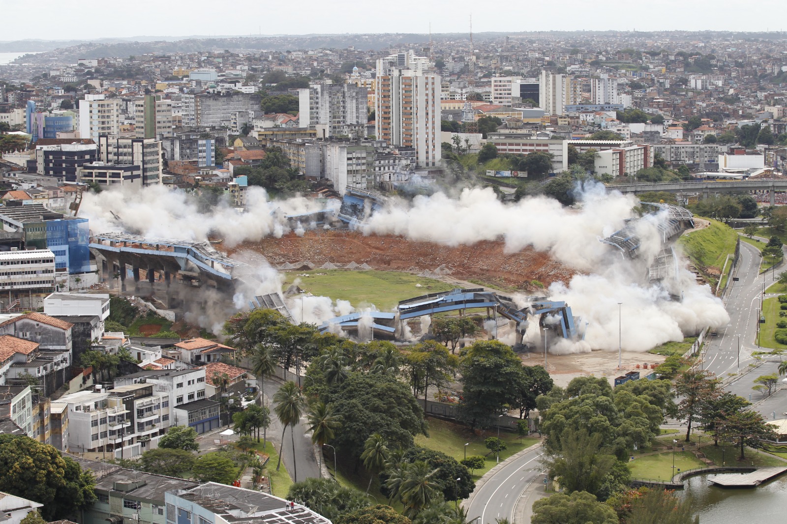 A tragédia da Fonte Nova, ocorrida em 25 de novembro de 2007, deixou uma marca profunda na história do futebol baiano e brasileiro. Durante um jogo entre Bahia e Vila Nova pela Série C, a arquibancada superior do antigo estádio desabou, resultando na morte de sete torcedores e deixando dezenas de feridos. 
<br>
<br>
Após mais de 17 anos, é essencial que essa história continue sendo lembrada, não só para honrar as vítimas, mas também para reforçar a importância da segurança nos estádios. A produção poderia seguir dois caminhos: uma abordagem documental, com entrevistas e imagens de arquivo, ou uma dramatização, focando em personagens inspirados em histórias reais. Em qualquer formato, o objetivo seria preservar a memória do evento e servir como um alerta sobre a necessidade de melhorias e fiscalização nas arenas esportivas.