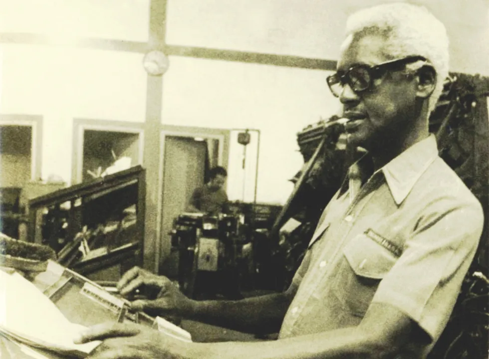 Oscar da Penha, o Batatinha (1924-1997), foi uma figura essencial na cena do samba baiano. Natural do interior, ele se mudou para Salvador, onde se imergiu na boemia do Centro Histórico e começou a compor sambas, mesmo sem nunca ter aprendido a tocar um instrumento. Trabalhou em várias ocupações, como marceneiro e linotipista, mas foi na música que encontrou sua verdadeira vocação. Suas composições eram um reflexo da vida cotidiana de Salvador — melancólicas, cheias de lirismo e, acima de tudo, resistentes. 
<br>
<br>
Suas músicas foram interpretadas por grandes nomes da música brasileira, como Paulinho da Viola, Maria Bethânia, Gilberto Gil e Chico Buarque. A história de Batatinha poderia ser adaptada em filme. A trama exploraria sua vida no Centro Histórico de Salvador, sua luta para ser reconhecido e sua jornada como compositor autodidata, apesar de sua vida humilde.
