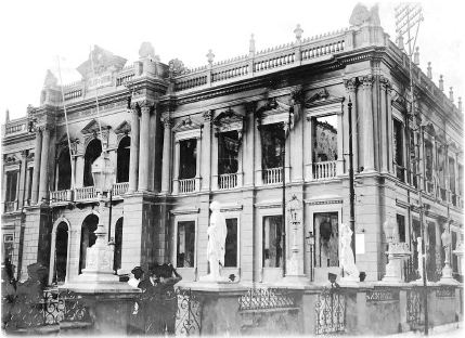 O Bombardeio de 1912, em Salvador, foi um evento dramático e decisivo que expôs a brutalidade da política da Primeira República no Brasil. Em janeiro daquele ano, o governo federal, sob o comando do coronel Sotero de Meneses, bombardeou a cidade para enfraquecer os opositores de J. J. Seabra, candidato à governança da Bahia. Essa ação não só causou destruição física, mas também revelou como as disputas eleitorais estavam cada vez mais militarizadas, com o Exército sendo utilizado para consolidar o poder político e resolver disputas internas por meio da força.
<br>
<br>
Transformar esse episódio em filme ou série seria uma chance imperdível de mergulhar nas intensas disputas políticas que rodeavam Salvador. Além de retratar o impacto devastador do bombardeio, a produção poderia explorar a sequência de eventos que levaram a essa ação extrema, analisando as manipulações políticas, os personagens envolvidos e o uso da violência para atingir objetivos políticos.