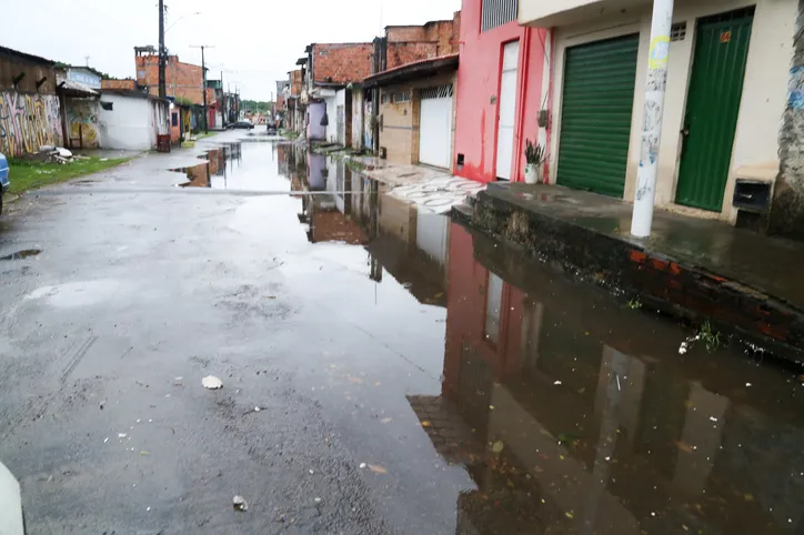 Estragos da chuva no bairro São Cristóvão, em Salvador, nesta sexta-feira, 2