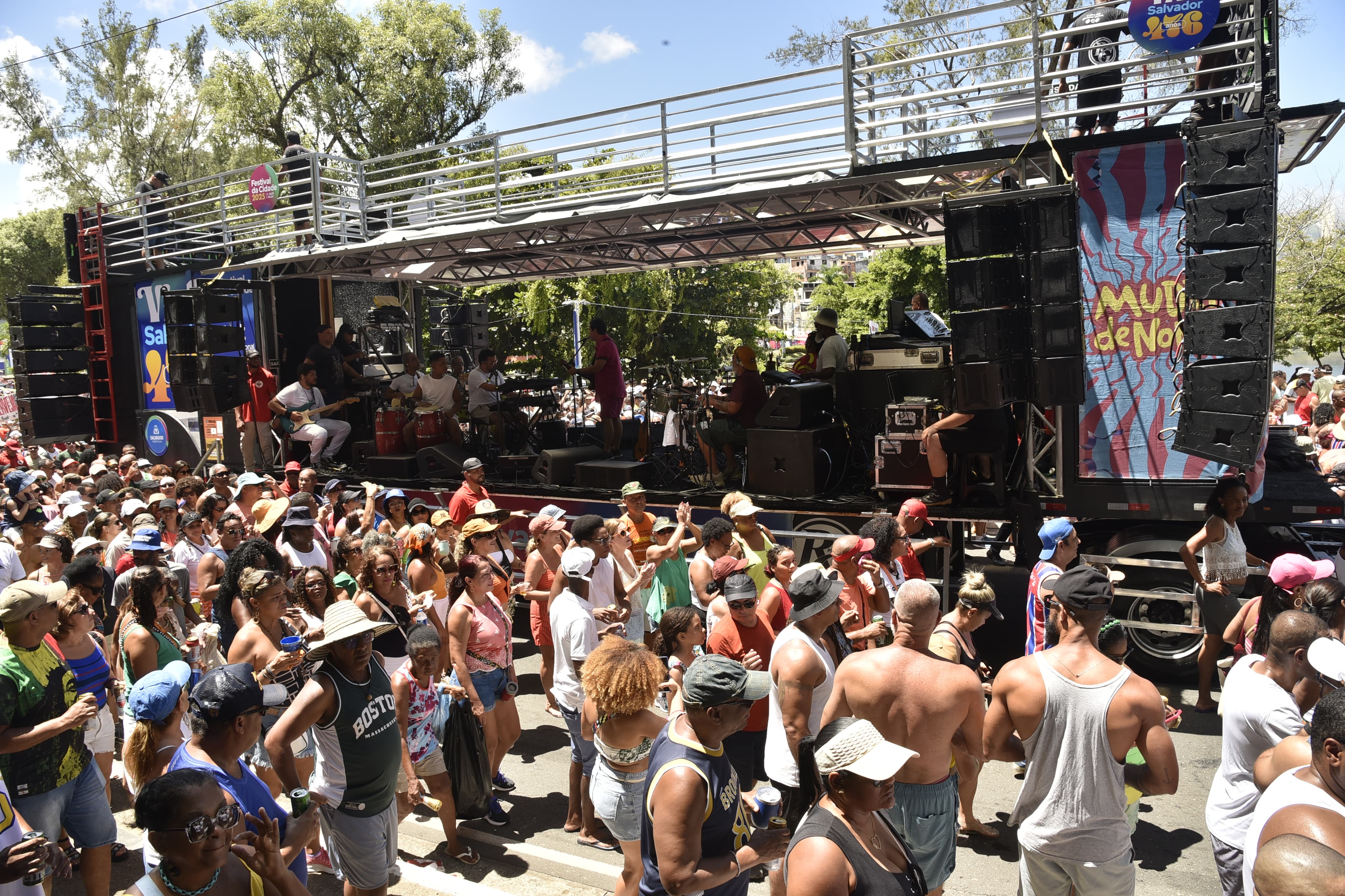 Aniversário de Salvador: Mudei de Nome empolga multidão; veja fotos