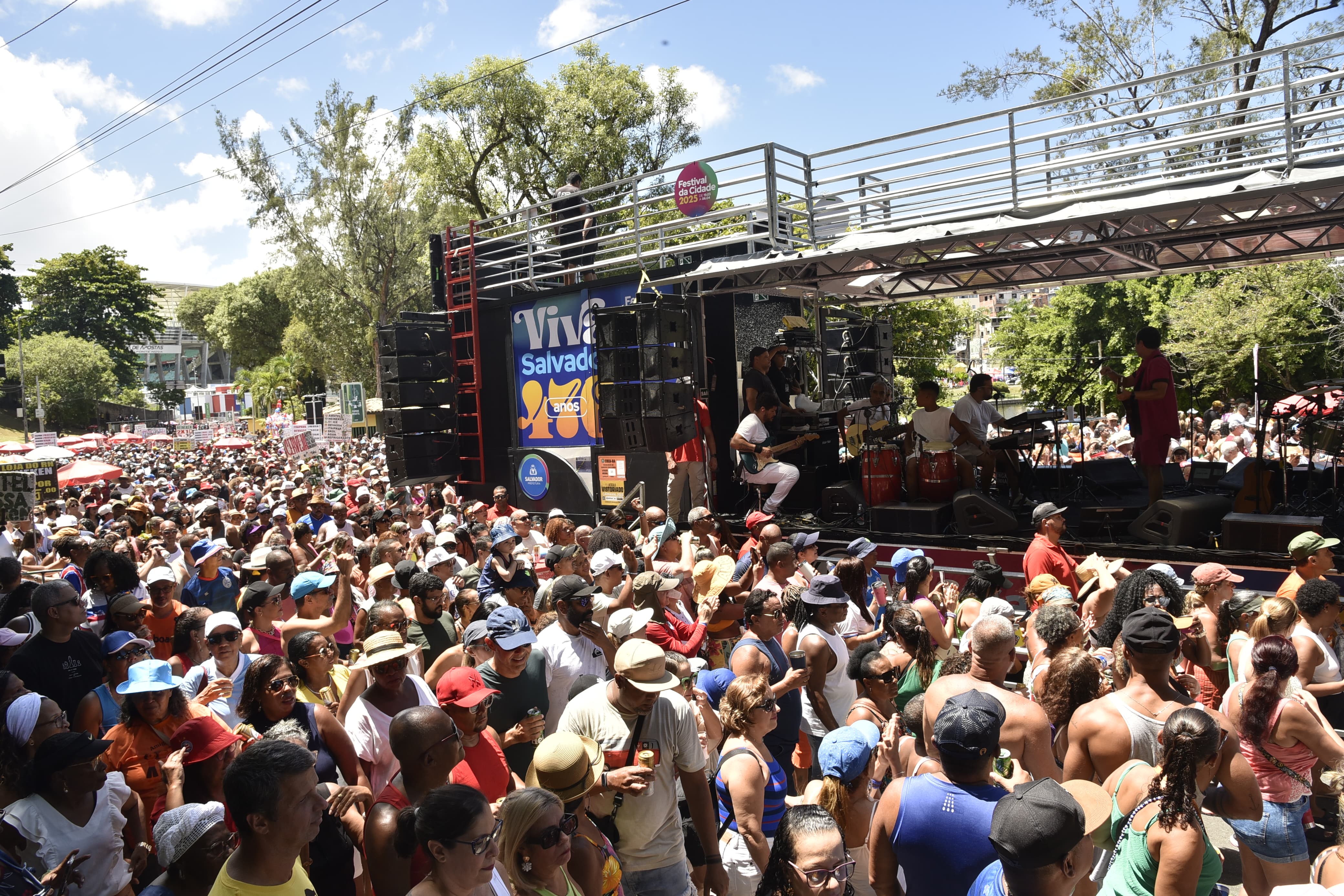 Aniversário de Salvador: Mudei de Nome empolga multidão; veja fotos