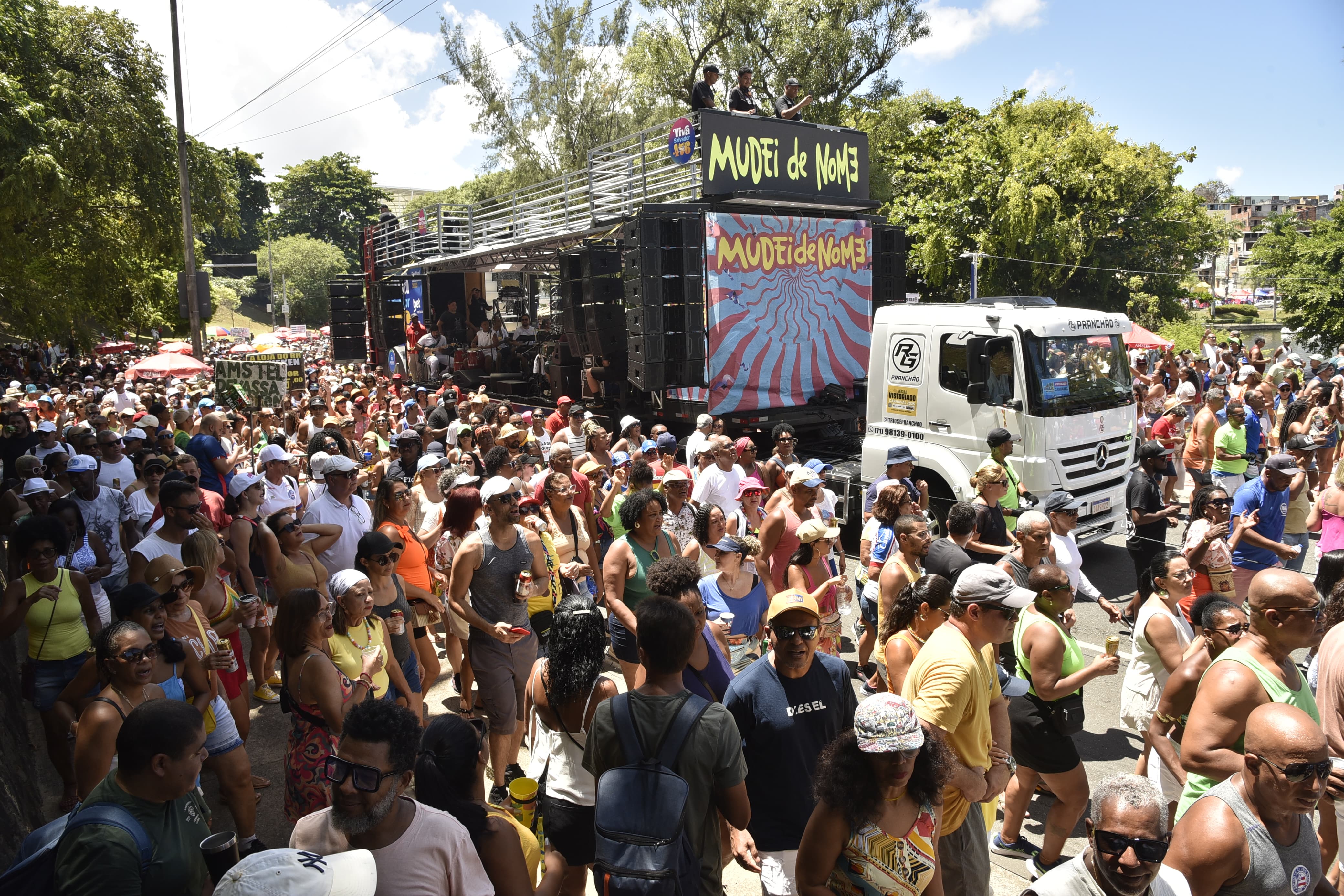 Aniversário de Salvador: Mudei de Nome empolga multidão; veja fotos