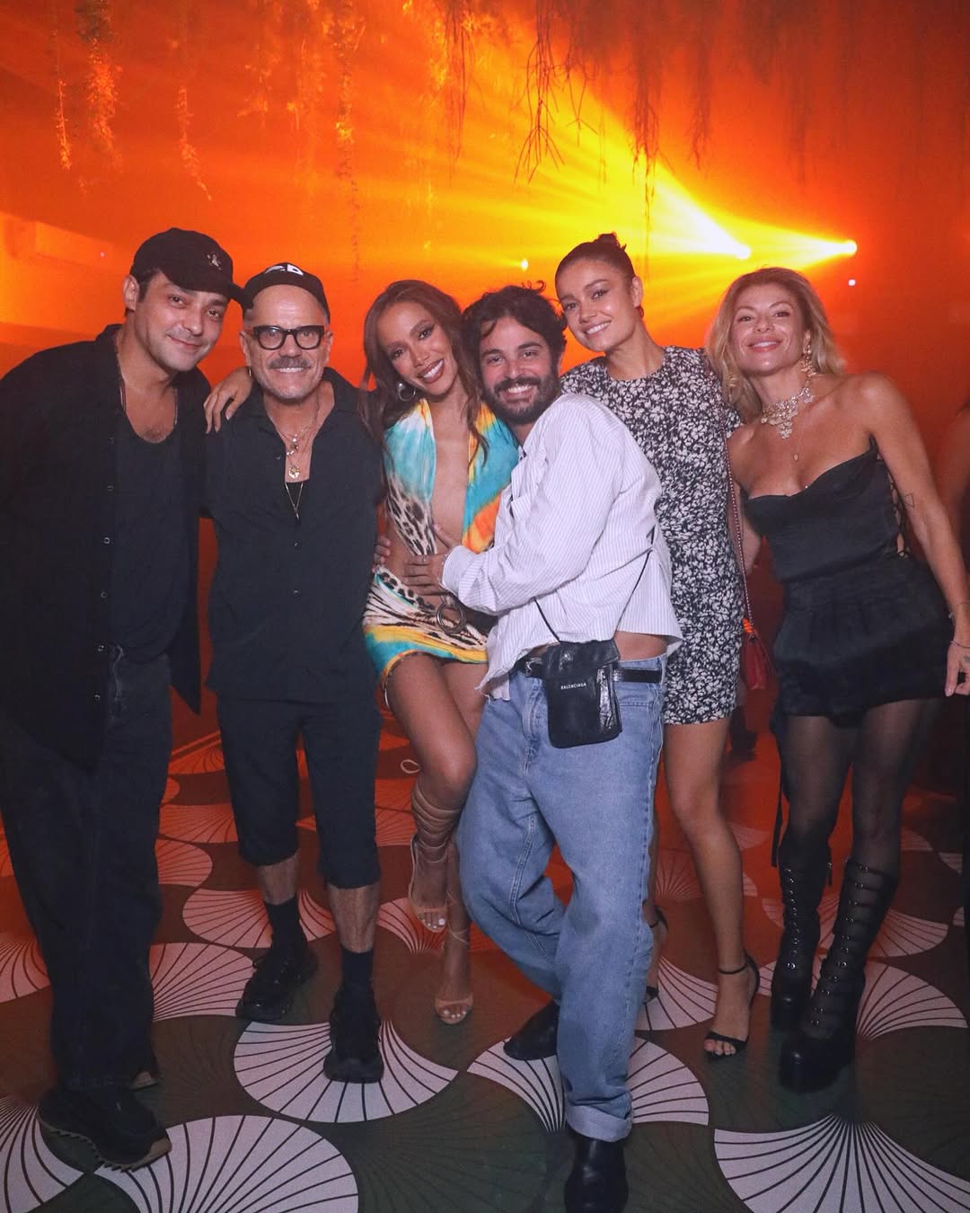 Anitta, Sophie Charlotte, Eduardo Sterblitch e amigos
