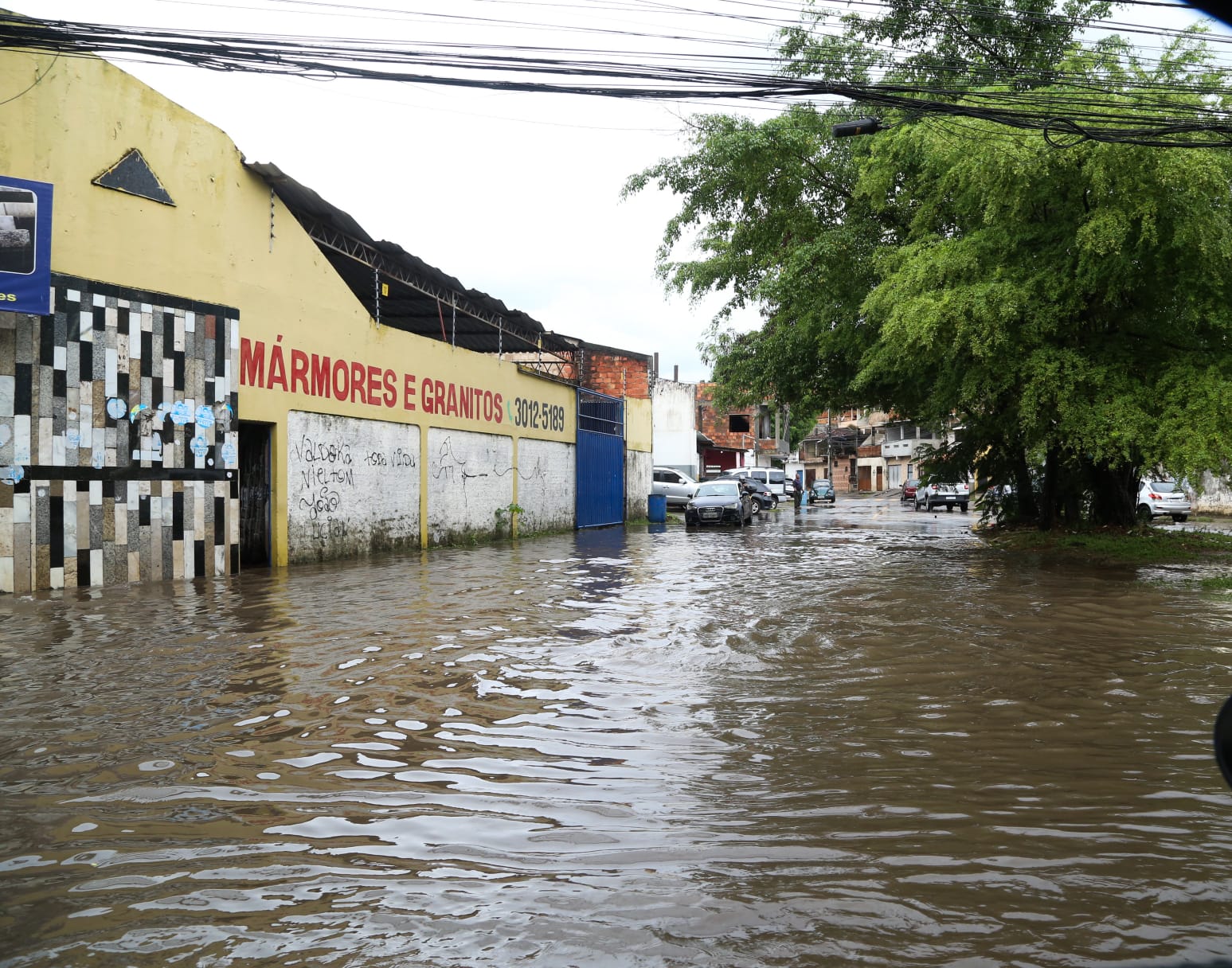 Estragos da chuva no bairro São Cristóvão, em Salvador, nesta sexta-feira, 2