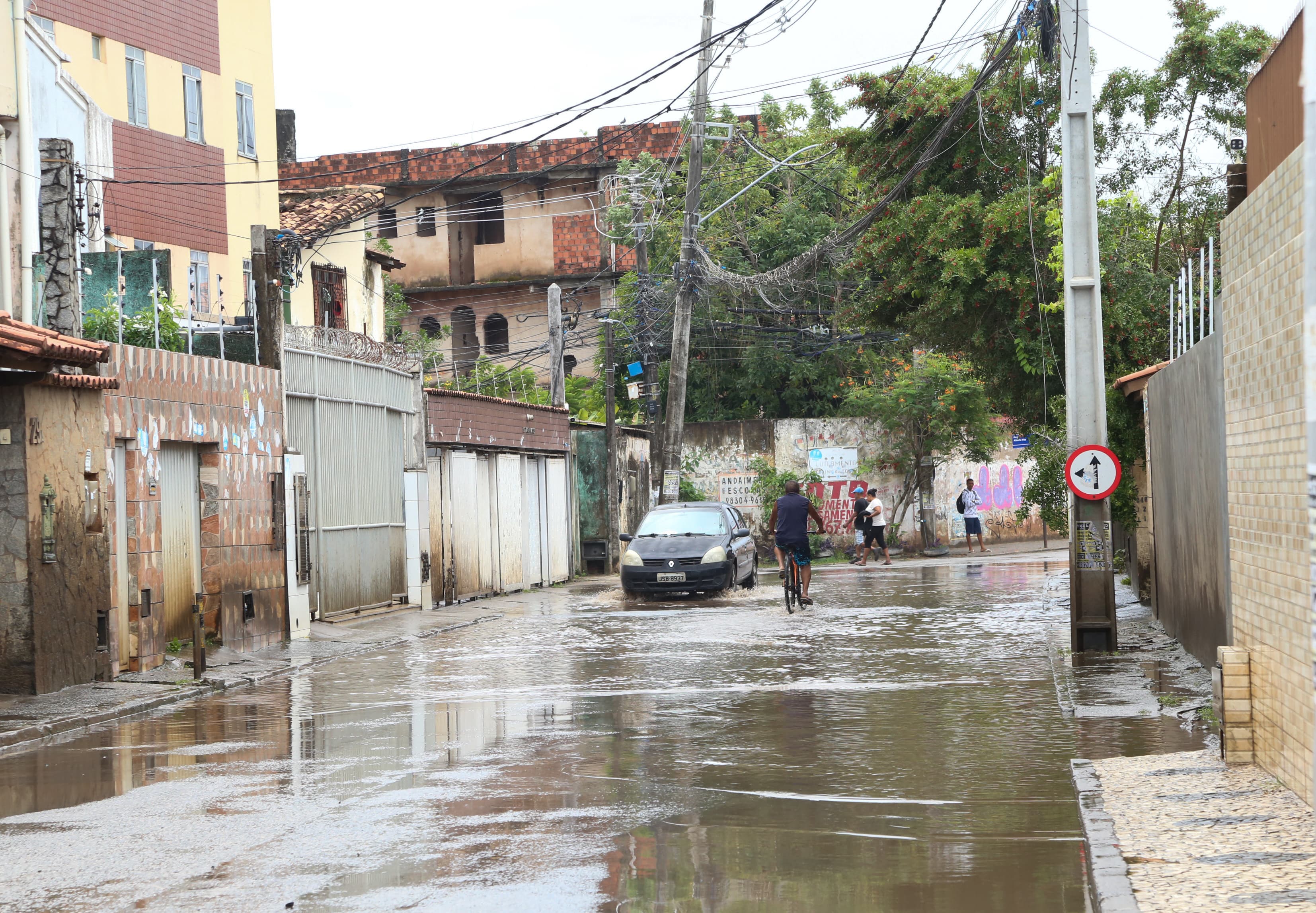 Estragos da chuva no bairro Itapuã, em Salvador, nesta sexta-feira, 2