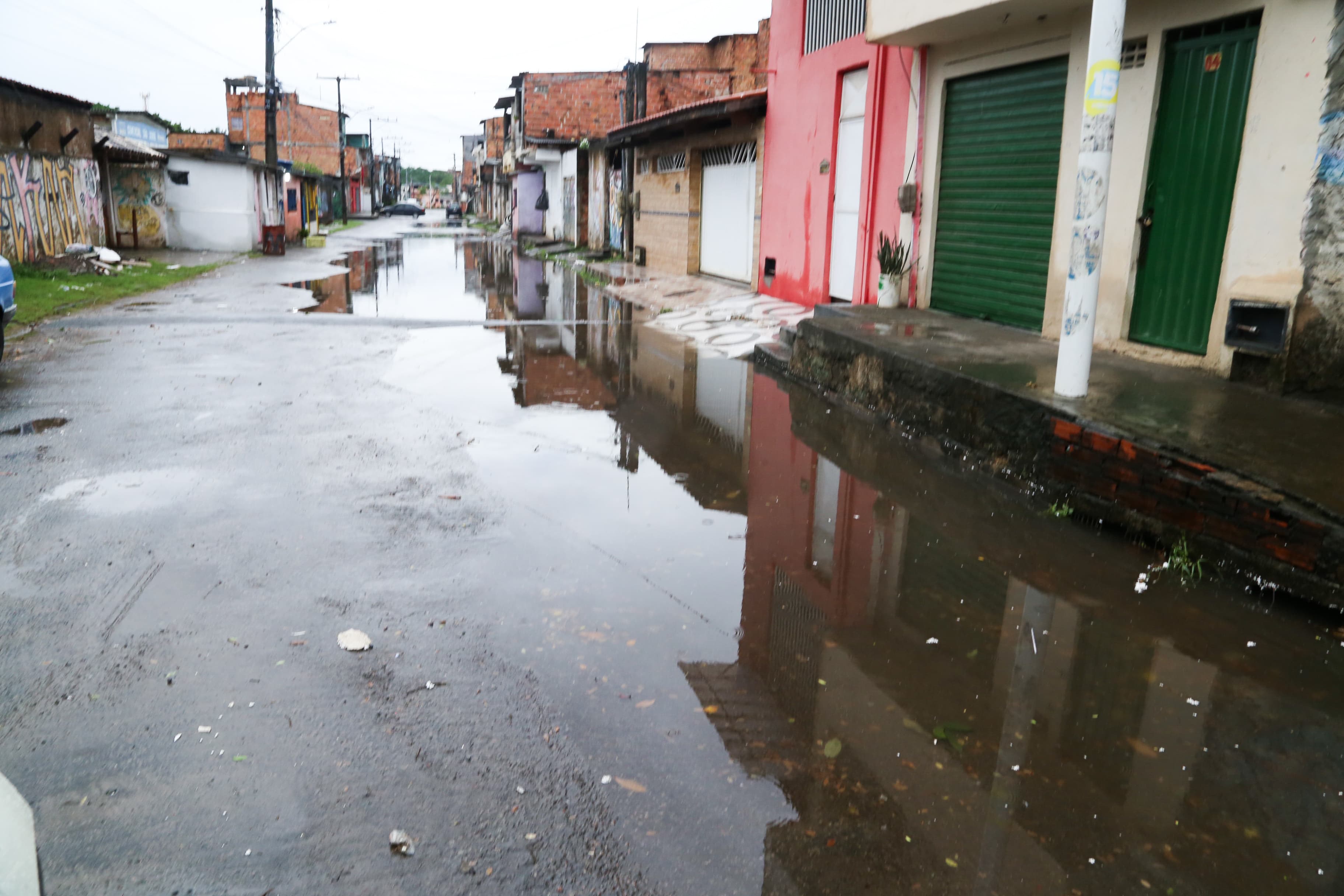 Estragos da chuva no bairro São Cristóvão, em Salvador, nesta sexta-feira, 2