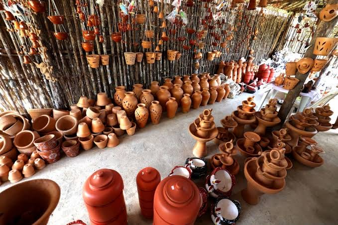 Com mais de 200 anos de existência e considerada uma das feiras de arte em cerâmica mais antigas da América Latina, a Feira de Caxixis deste ano começará nesta quinta-feira Santa, dia 17, e vai até o Domingo de Páscoa, 20.