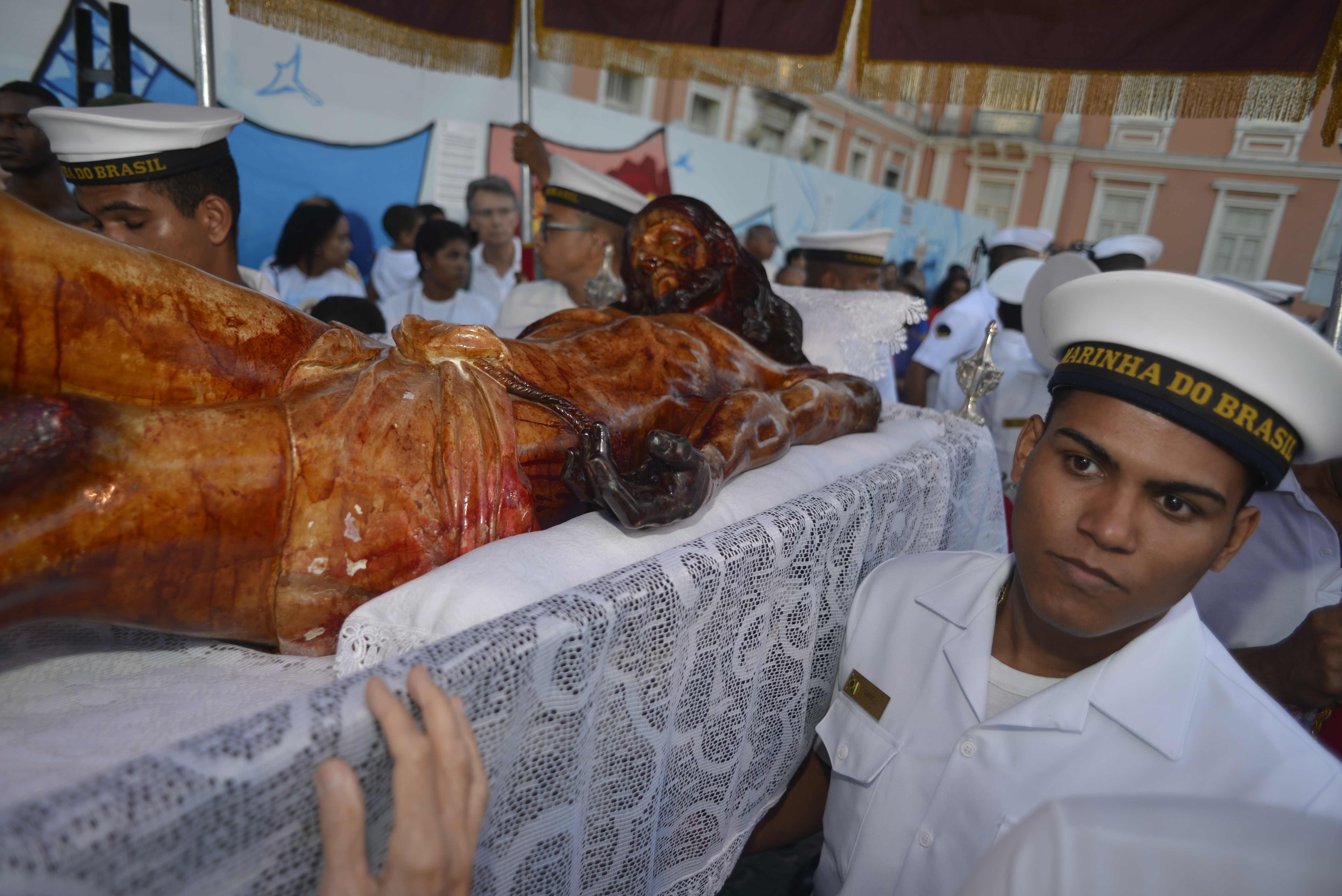 A Procissão do Senhor Morto percorre o Centro Histórico depois da celebração da Paixão do Senhor na sexta-feira à tarde. 
<br>
<br>
“As pessoas foram criando esses ritos mais populares e cênicos porque elas queriam continuar unidas depois da celebração na igreja”, pontuou o padre Jailson.