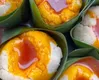 Preparo feito com feijão, assim como o acarajé, envolto em folhas de bananeira e cozido no vapor