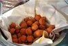 Bolinho feito com massa feita com feijão fradinho moído e cebola e frita no azeite de dendê