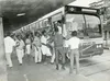 Ônibus, passageiros e escolta policial na Estação da Lapa, em Salvador, durante greve de 1990