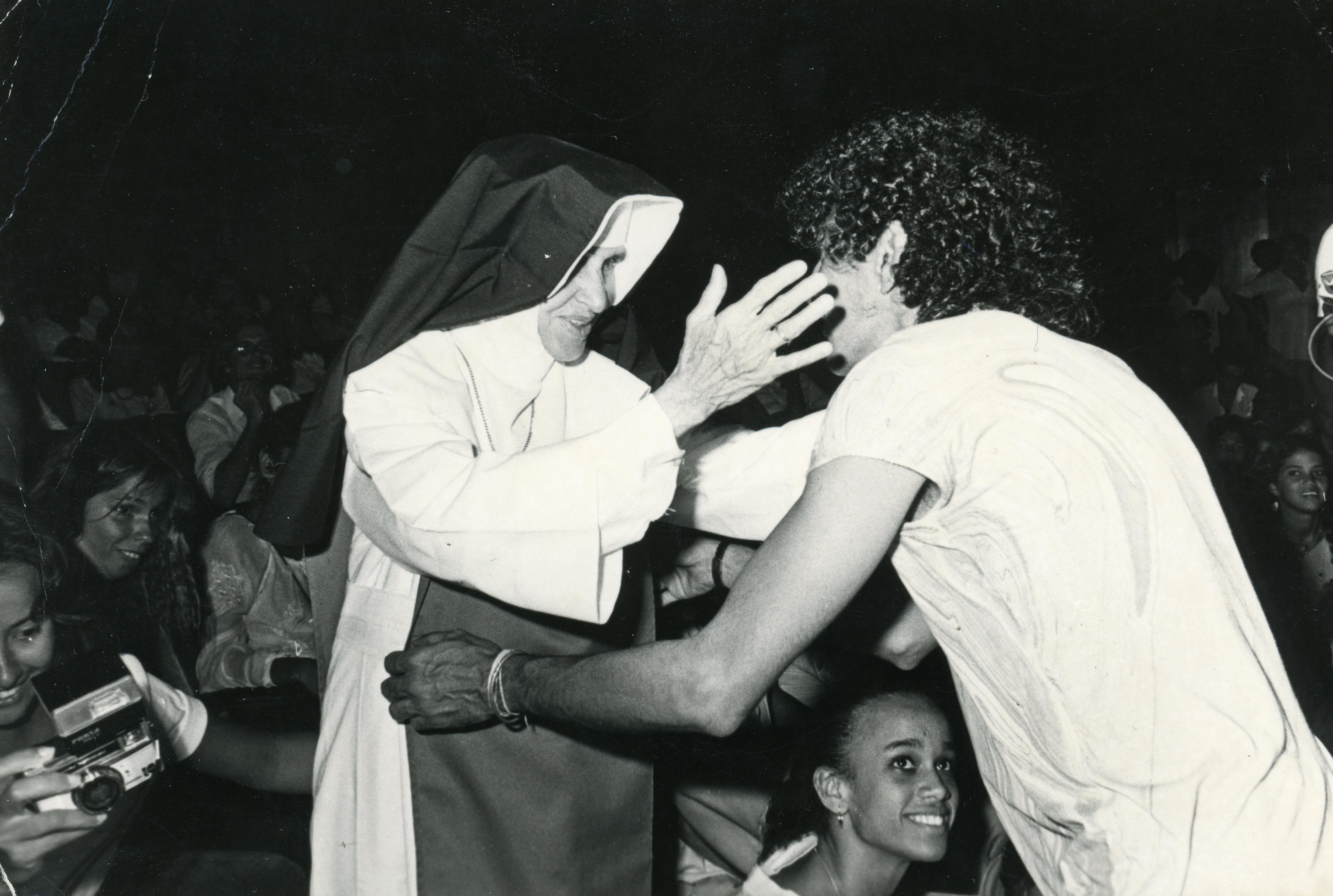 O abraço de Caetano Veloso em Irmã Dulce