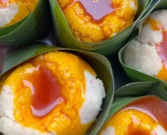 Preparo feito com feijão, assim como o acarajé, envolto em folhas de bananeira e cozido no vapor