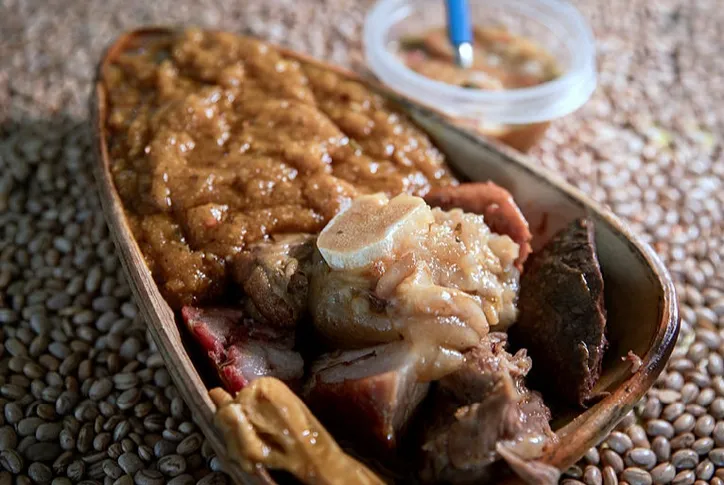 Preparo feito com a pata do boi e temperos diversos
