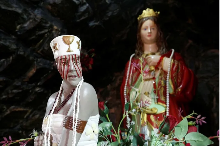Uma das principais divindades no panteão africano e afro-brasileiro. Também conhecida como Oyá, a Orixá é a senhora dos ventos e tempestades. No sincretismo religioso, ela é Santa Bárbara