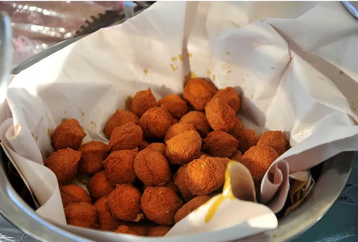 Bolinho feito com massa feita com feijão fradinho moído e cebola e frita no azeite de dendê