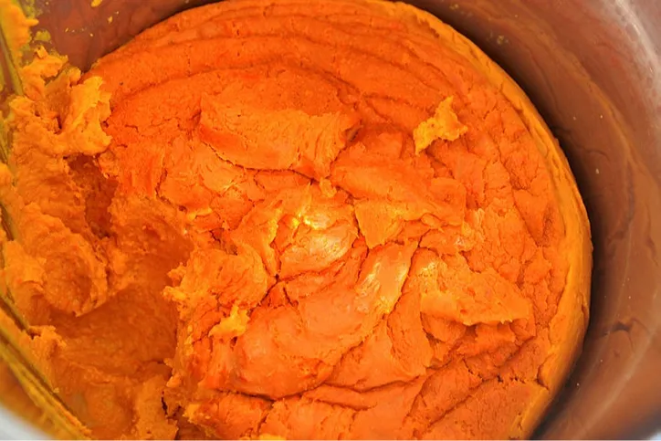 Preparo feito com pão amanhecido, camarão seco, cebola, castanha de caju torrada, amendoim torado, gengibre, leite de coco e azeite de dendê.