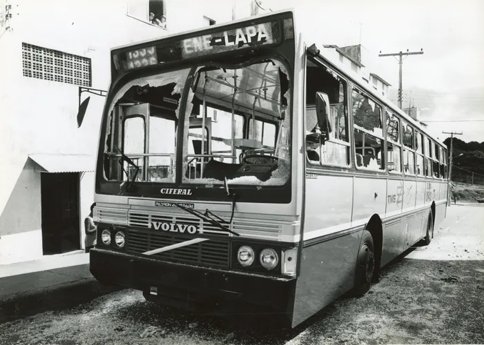 Ônibus depredado em Salvador, em 1990