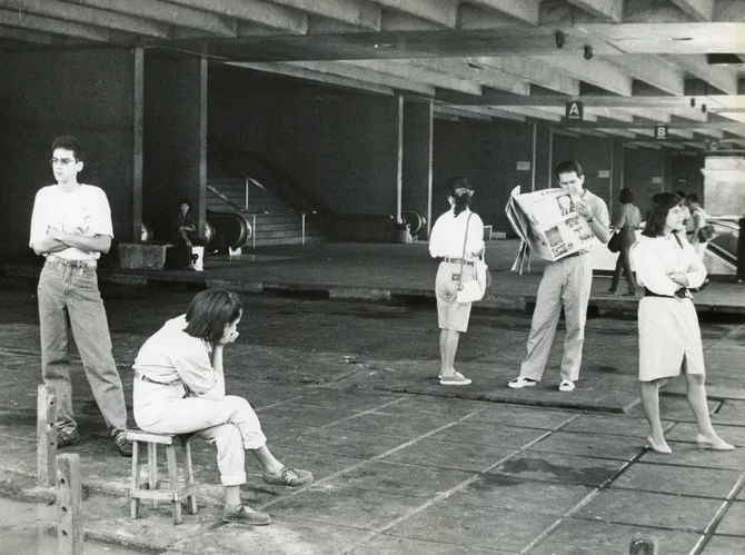 Pessoas na Eestação da Lapa, em Salvador, durante a greve de 1990