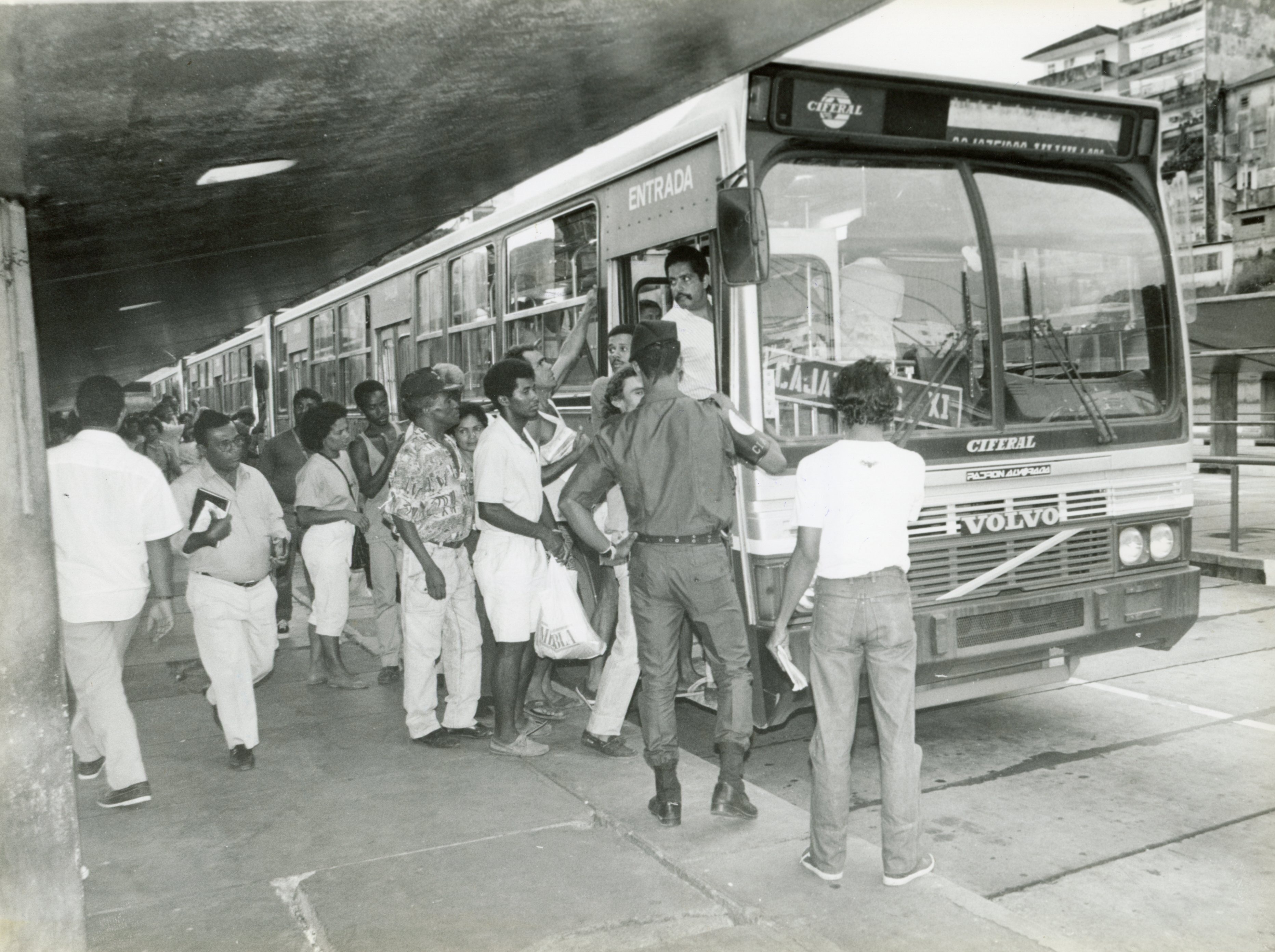 Ônibus, passageiros e escolta policial na Estação da Lapa, em Salvador, durante greve de 1990