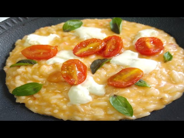 Risotto Caprese com burrata
<br>
<br>
Ingredientes:
<br>
<br>
1 burrata
<br>
<br>
80g de presunto parma
<br>
<br>
1 xícara de arroz arbóreo
<br>
<br>
1/2 cebola picada
<br>
<br>
1 dente de alho picado
<br>
<br>
80ml de vinho branco
<br>
<br>
80g de tomates cereja ou uva
<br>
<br>
60g de queijo parmesão ralado
<br>
<br>
1 colher de sopa de manteiga gelada
<br>
<br>
1 colher de extrato de tomate
<br>
<br>
1 litro de caldo de legume
<br>
<br>
Manjericão
<br>
<br>
Azeite, sal e pimenta
<br>
<br>
Modo de preparo:
<br>
<br>
Refogue o alho e a cebola no azeite, em fogo médio, até ficarem levemente dourados. Adicione o arroz e frite por cerca de dois minutos, mexendo bem. Em seguida, despeje o vinho e deixe cozinhar até que evapore completamente. Quando isso acontecer, junte parte dos tomates, o extrato e uma concha do caldo de legumes quente. Acrescente o caldo aos poucos, mexendo sempre, por cerca de 20 minutos, até que o arroz esteja cozido, mas ainda al dente. Nesse ponto, adicione o parmesão ralado, a manteiga gelada e o restante dos tomates. Desligue o fogo, tampe a panela e deixe descansar por alguns minutos — o risoto deve estar bem úmido, pois o arroz continuará absorvendo líquido e o resultado será um prato cremoso. Enquanto isso, coloque as fatias de presunto parma na fritadeira elétrica ou no forno até ficarem crocantes. Na hora de servir, finalize com a burrata por cima do risoto, os pedacinhos de presunto crocante, folhas de manjericão fresco, um fio de azeite e pimenta-do-reino moída na hora.