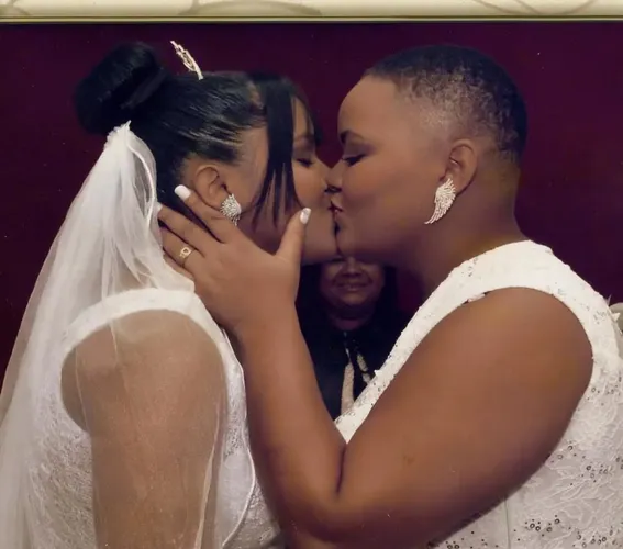 Amor que une: mãe e filha lésbica sobem ao 'altar' no mesmo dia