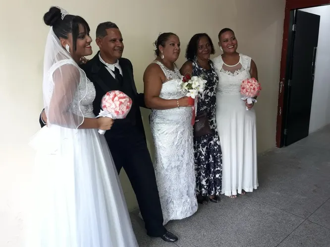 Amor que une: mãe e filha lésbica sobem ao 'altar' no mesmo dia