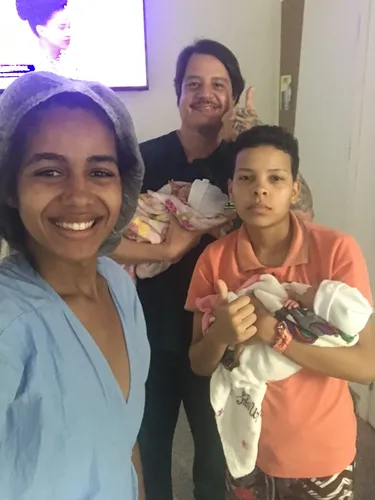 Develyn, Pyetro e as filhas,  Rayssa e Rayandra,  na Climério de Oliveira