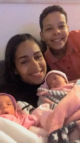 Develyn, o marido, Pyetro, e as filhas, Rayssa e Rayandra
