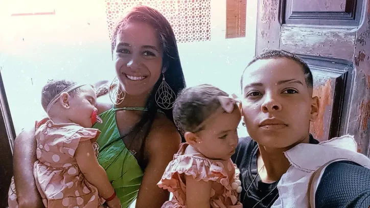 Develyn, Pyetro e as filhas, Rayssa e Rayandra