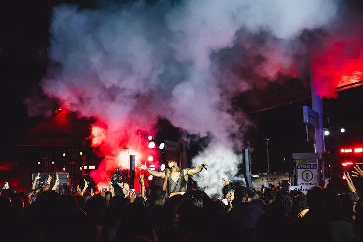 Léo Santana grava EP ‘GG a Posto’ e reúne multidão para curtir