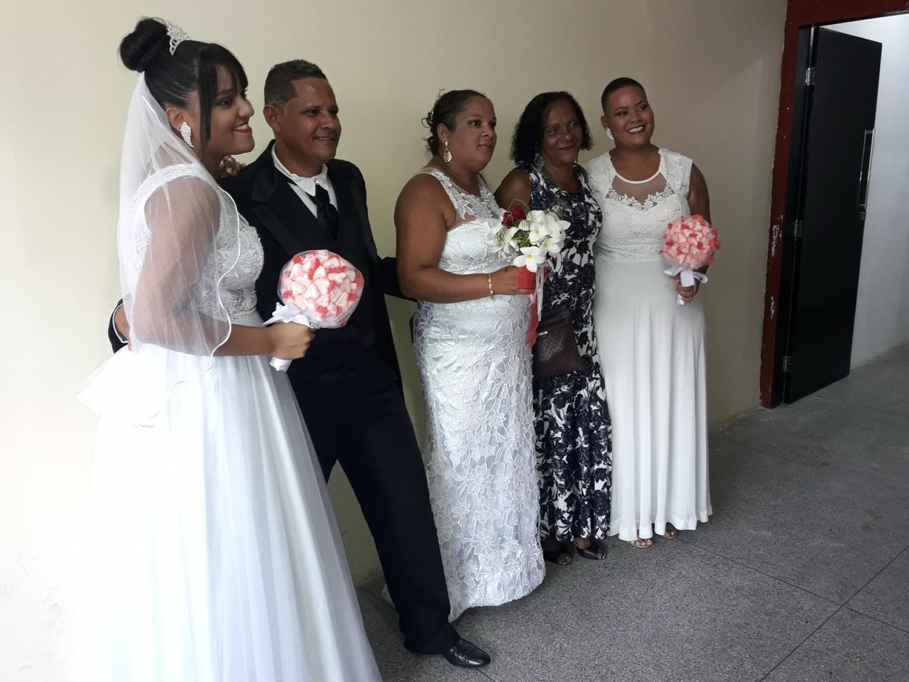 Amor que une: mãe e filha lésbica sobem ao 'altar' no mesmo dia