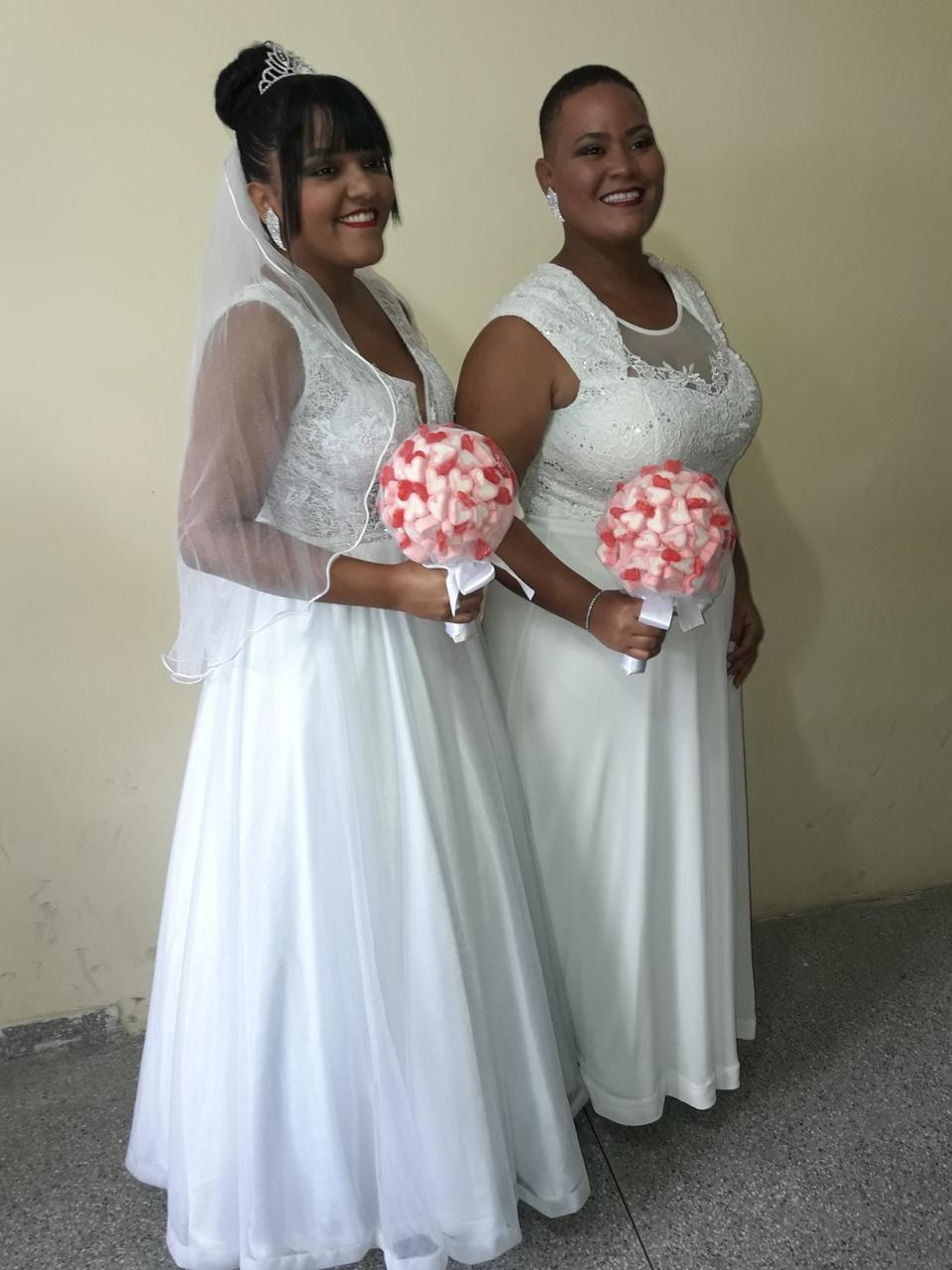 Amor que une: mãe e filha lésbica sobem ao 'altar' no mesmo dia