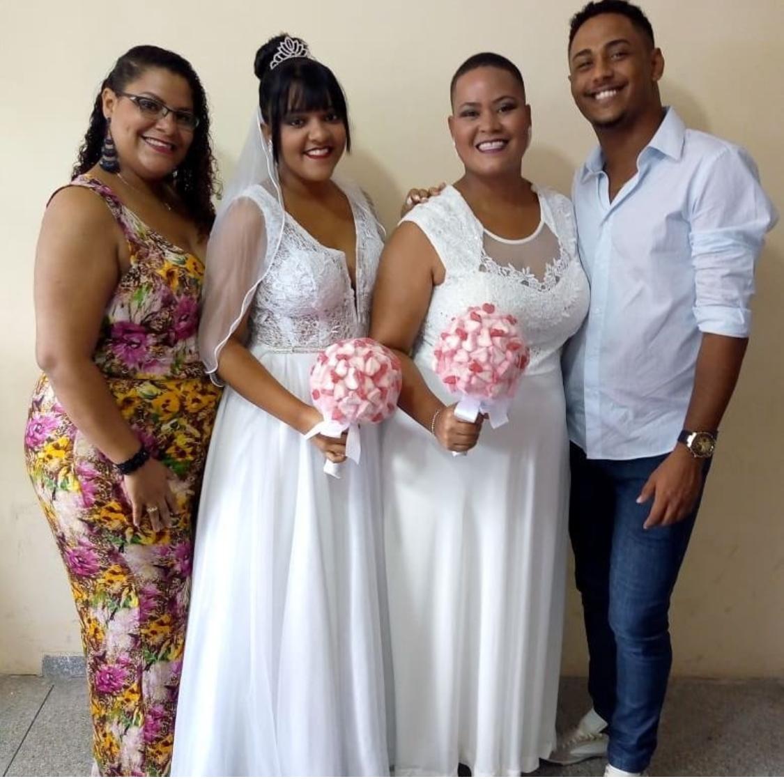 Amor que une: mãe e filha lésbica sobem ao 'altar' no mesmo dia