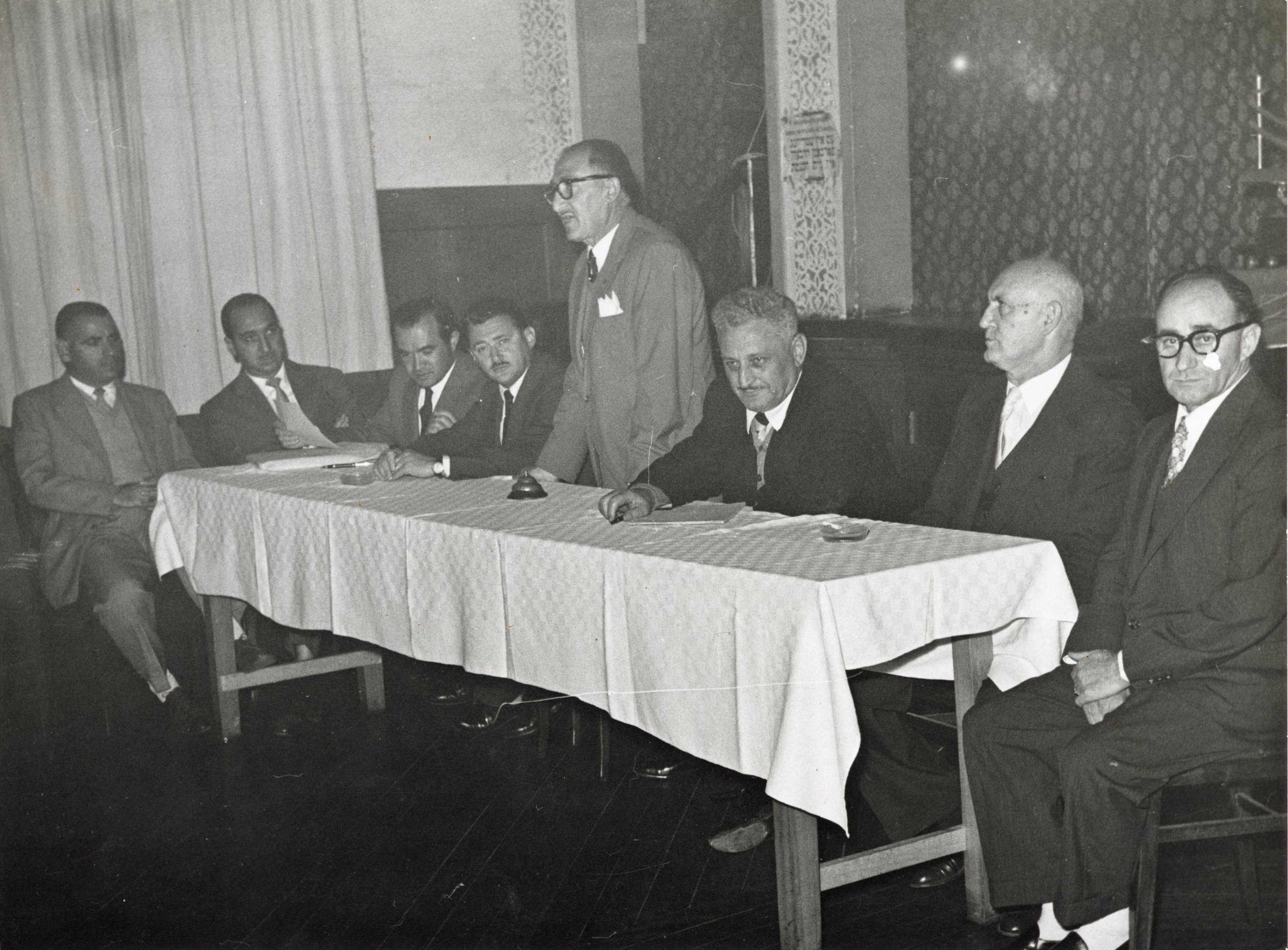 1955 - A Sociedade Beneficente Israelita Brasileira Albert Einstein é fundada pela comunidade judaica, por meio de voluntários e voluntárias, e sob liderança do médico Manoel Tabacow Hidal. Três anos depois, o filho do físico Albert Einstein (o professor Hans Albert Einstein) participa do assentamento da pedra fundamental do hospital.