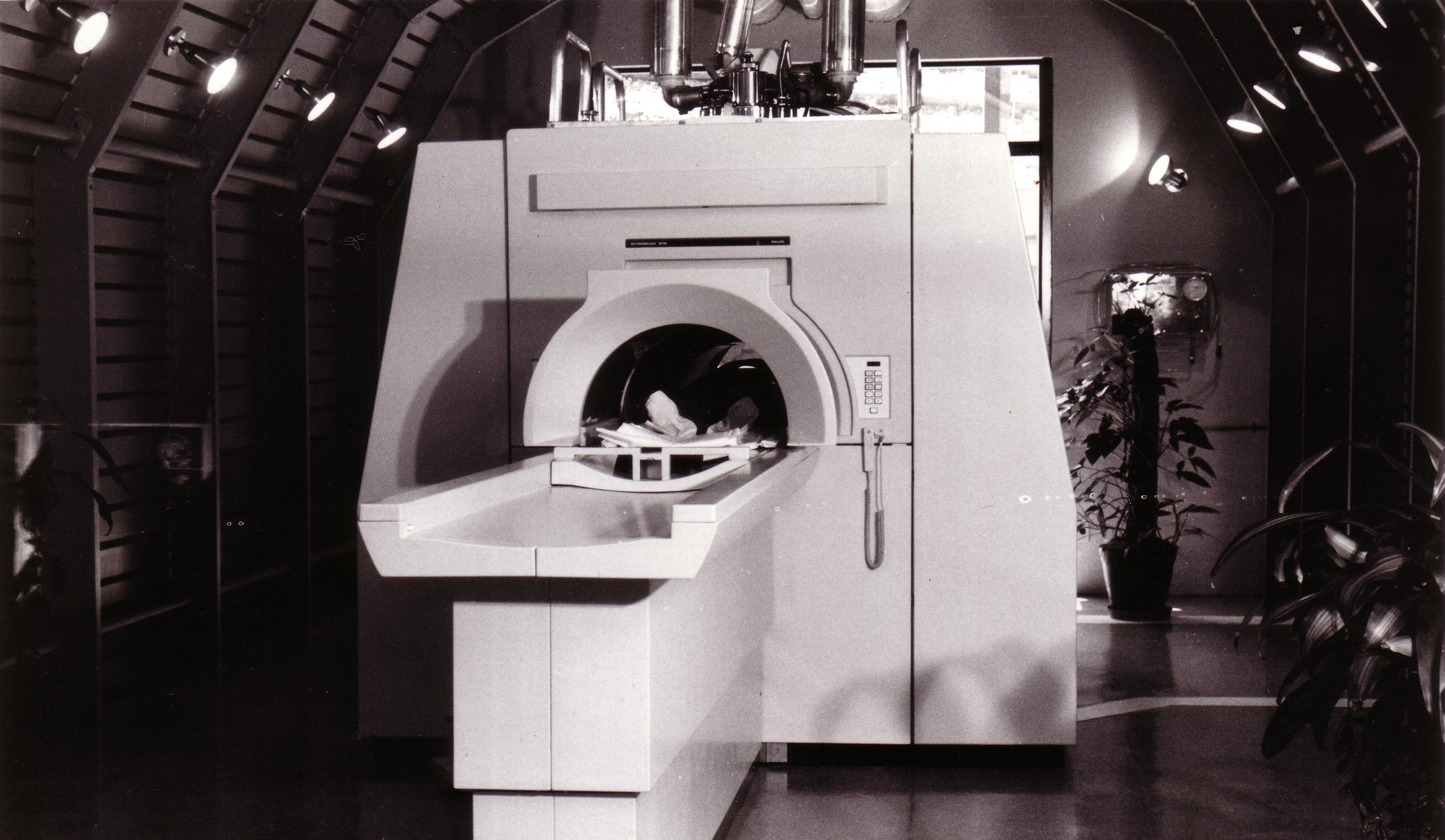 1986 - Einstein adquire o primeiro aparelho de ressonância magnética da América Latina. É um marco nos diagnósticos com base em exames de imagem.