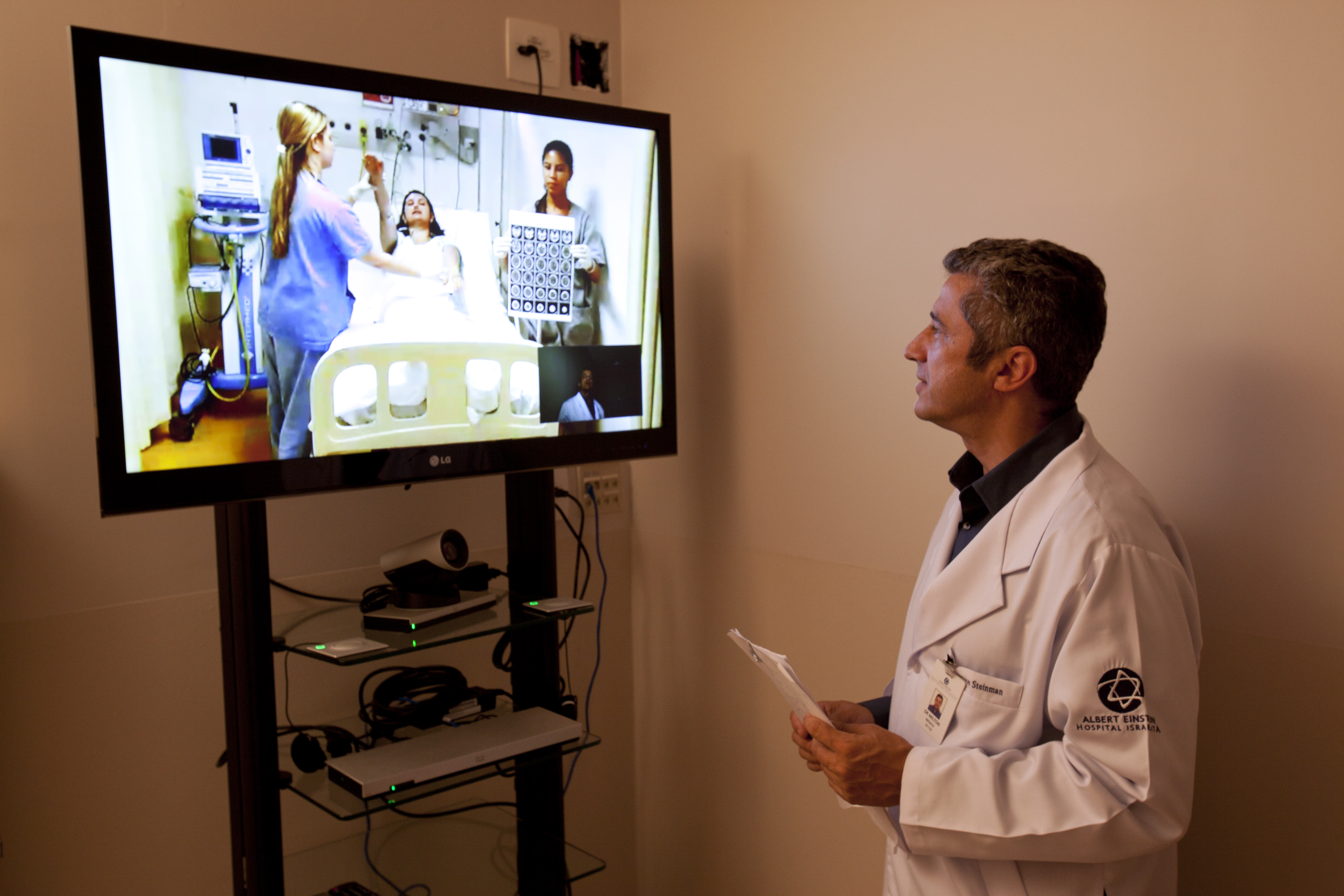 2012 - O Einstein se torna a primeira organização do país a oferecer serviços de telemedicina. No mesmo ano, implementa o prontuário eletrônico, que permite acessar o histórico do paciente via internet, não importa o local.
