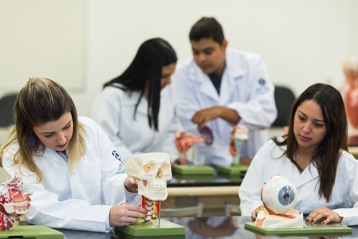 2015 - Concretiza-se um dos sonhos dos fundadores com a inauguração da Faculdade de Medicina — é a segunda graduação oferecida pelo Einstein, depois da Enfermagem, criada em 1989. São inauguradas depois as graduações em Fisioterapia, Administração, Engenharia Biomédica, Odontologia, Nutrição e Psicologia.