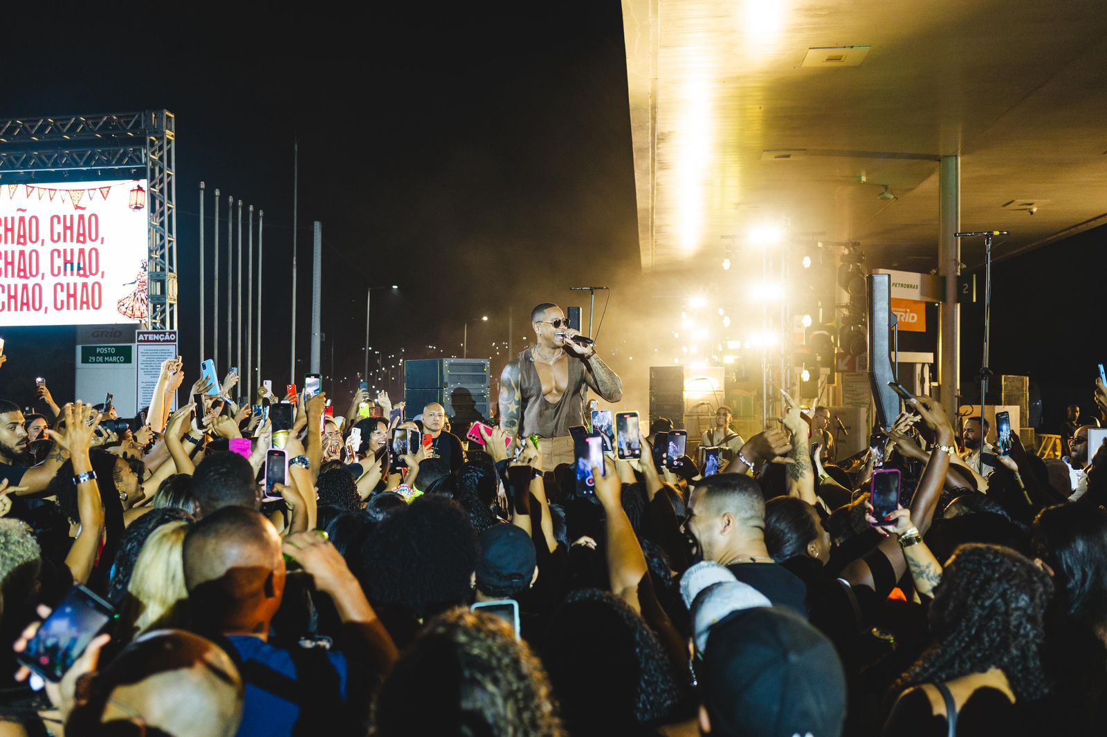 Léo Santana grava EP ‘GG a Posto’ e reúne multidão para curtir